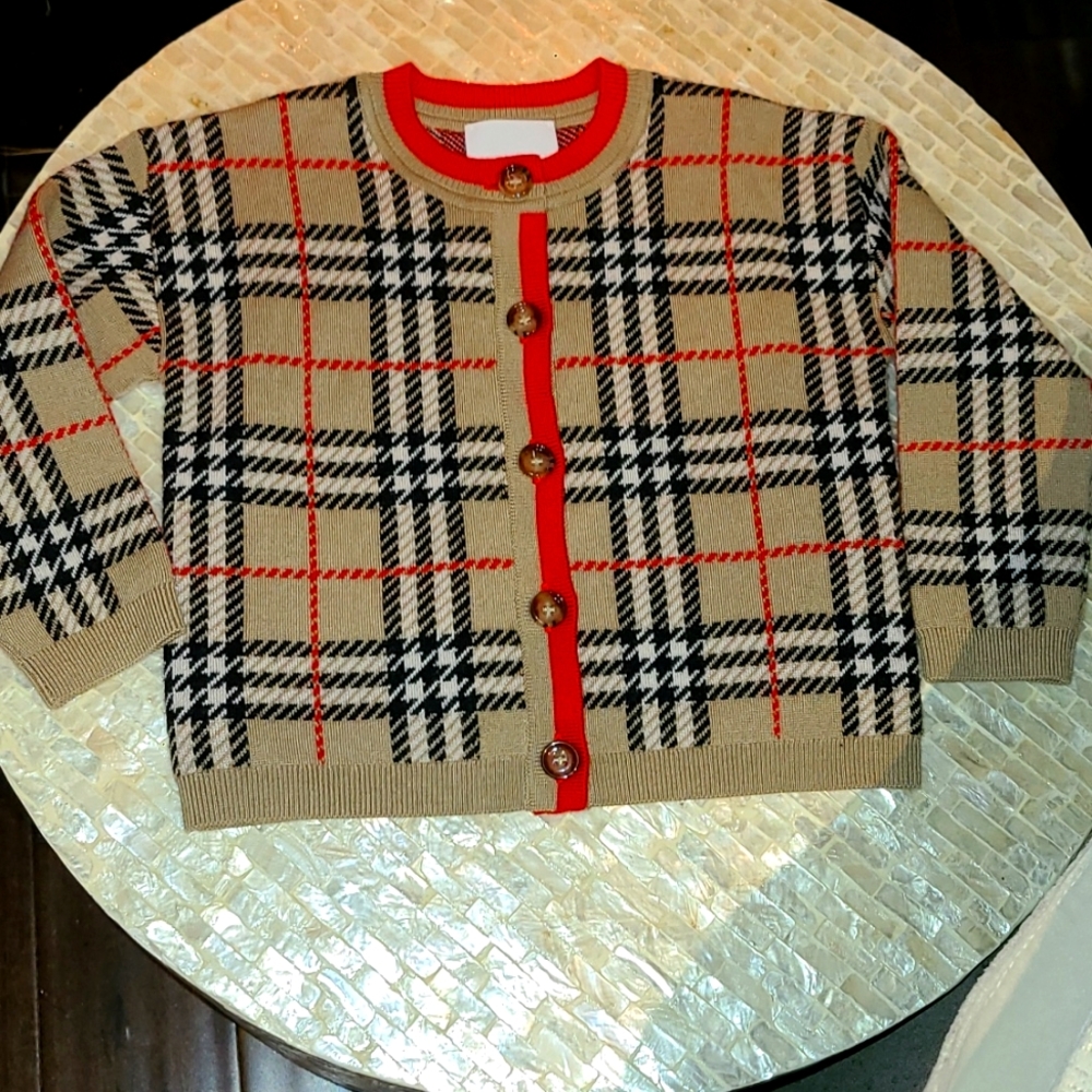 Girls burberry sweater 100% authentic price non negotiable